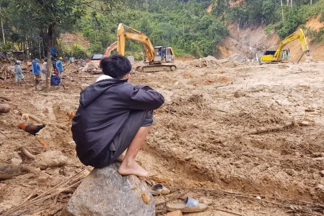 Lực lượng chức năng tiếp tục tìm kiếm ở khu vực ven bờ sông Leng.
