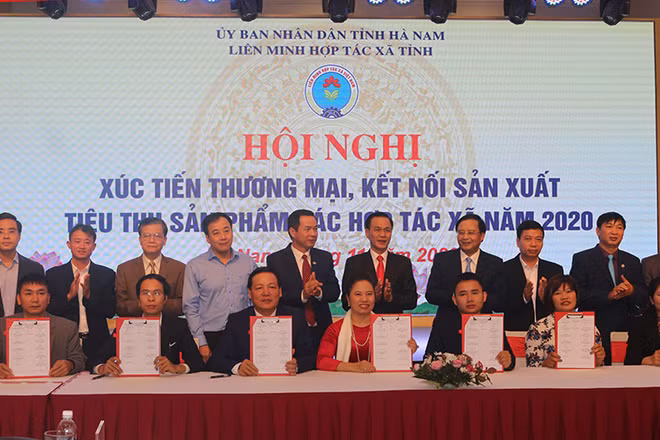 Các đại biểu ký bản ghi nhớ hợp tác giữa các đơn vị có nhu cầu kết nối sản xuất và tiêu thụ sản phẩm.