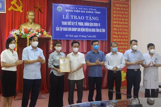 Phó Bí thư Thường trực Tỉnh ủy Hà Tĩnh Trần Thế Dũng (giữa phải) trao tặng chứng nhận “Tấm lòng nhân ái” cho bà Mai Thúy Hằng (giữa trái) - đại diện Tập đoàn Sun Group.