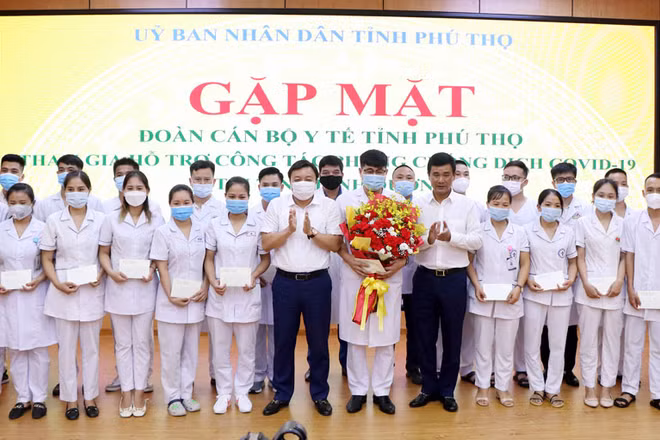  Tặng hoa và quà động viên đoàn cán bộ y tế lên đường hỗ trợ tỉnh Bình Dương phòng, chống dịch.
