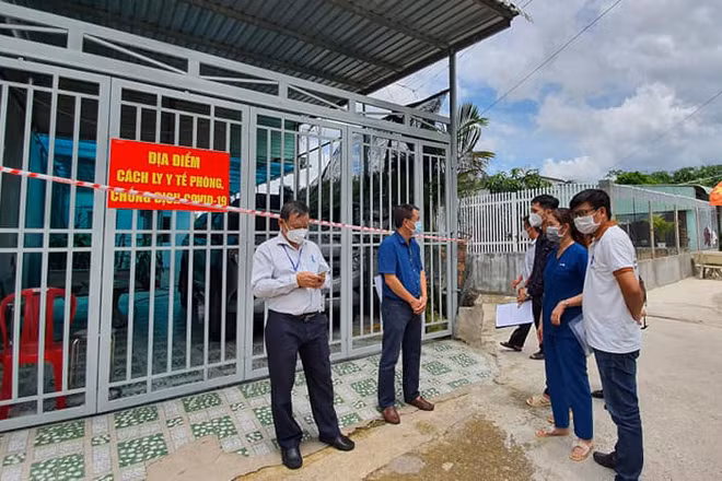 Tổ Thường trực đặc biệt của Bộ Y tế kiểm tra, hướng dẫn cách ly F1 tại nhà, xã Lai Hưng, huyện Bàu Bàng, tỉnh Bình Dương. (Ảnh: Bộ Y tế)