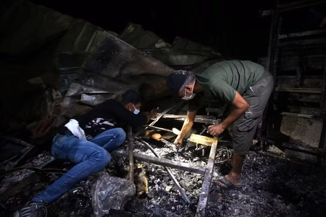 Hiện trường đám cháy tại bệnh viện điều trị Covid-19. (Ảnh: Reuters)