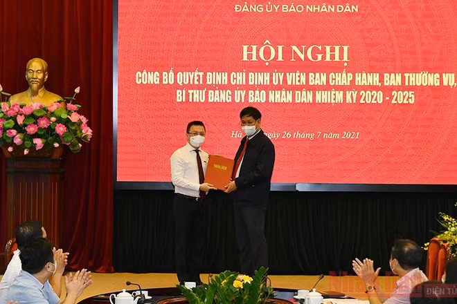 Đồng chí Huỳnh Tấn Việt, Bí thư Đảng ủy Khối các cơ quan Trung ương trao Quyết định chỉ định Tổng Biên tập Lê Quốc Minh giữ chức Bí thư Đảng ủy Báo Nhân Dân nhiệm kỳ 2020-2025.