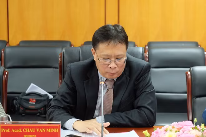 Giáo sư, Viện sĩ Châu Văn Minh phát biểu khai mạc Hội thảo.