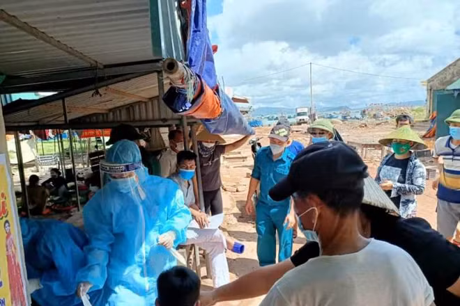Nhân viên y tế điều tra, lấy mẫu xét nghiệm cho người dân khu vực Chợ xã Nghi Sơn (Thanh Hóa).