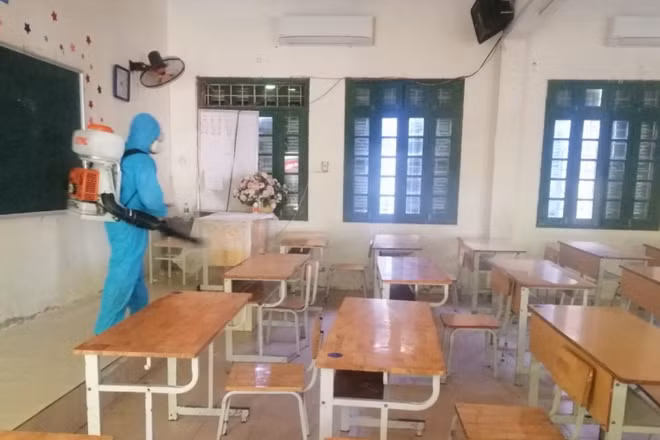 Phun thuốc khử khuẩn tại các phòng học.