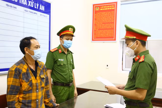 Cơ quan Cảnh sát điều tra tống đạt quyết định khởi tố Nguyễn Tiến Chương. 