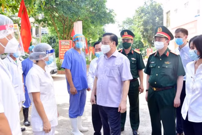 Bí thư Thành ủy Hà Nội Đinh Tiến Dũng thăm, động viên các lực lượng làm nhiệm vụ tại khu cách ly Trung tâm Giáo dục quốc phòng và an ninh (Đại học Quốc gia Hà Nội, cơ sở huyện Thạch Thất).