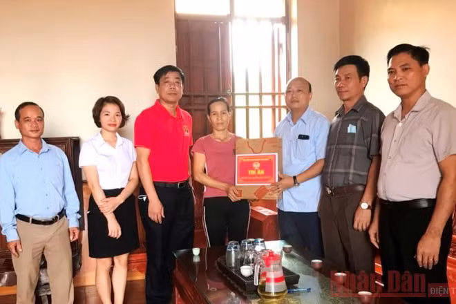 Đại diện Hội nông dân huyện Sơn Động tặng quà cho gia đình người có công tại xã Tuấn Đạo.