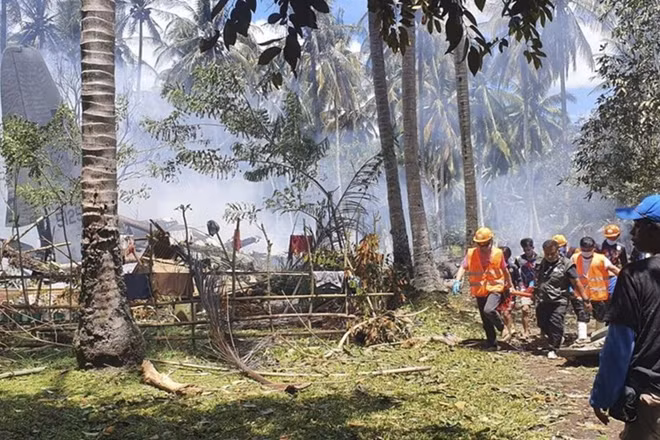 Lực lượng cứu nạn đưa thi thể nạn nhân ra khỏi hiện trường. (Ảnh: AP) 