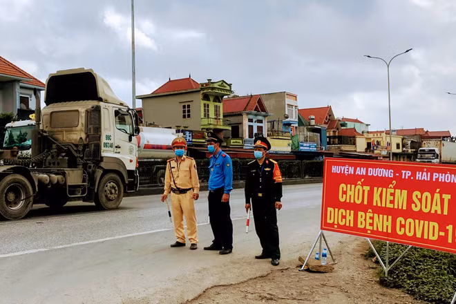 Chốt kiểm soát dịch bệnh trên quốc lộ 5.