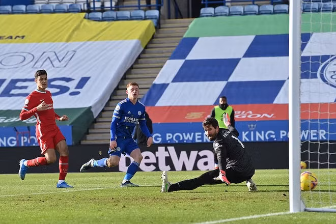 Barnes (áo xanh) ghi bàn thứ ba cho Leicester.
