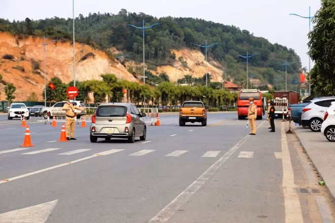  Lực lượng chức năng kiểm soát chặt chẽ người và phương tiện vào tỉnh Quảng Ninh.