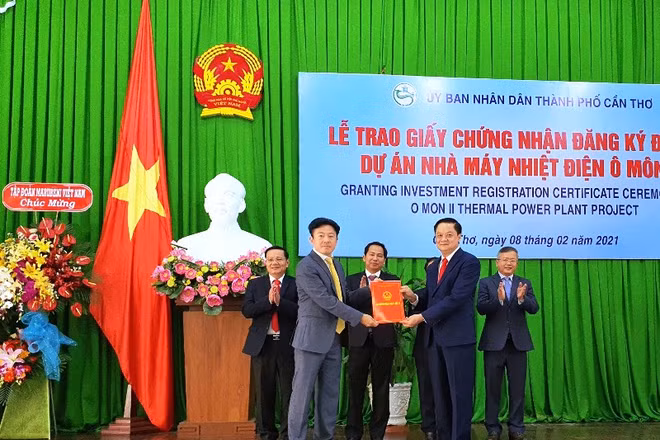 Lãnh đạo TP Cần Thơ trao chứng nhận đầu tư dự án Nhiệt điện Ô Môn II.