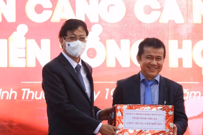 Đồng chí Nguyễn Đức Thanh, Ủy viên T.Ư Đảng, Bí thư Tỉnh ủy, Chủ tịch HĐND tỉnh Ninh Thuận tặng quà chúc mừng năm mới lãnh đạo, công nhân Trungnam Group tại lễ ra quân.