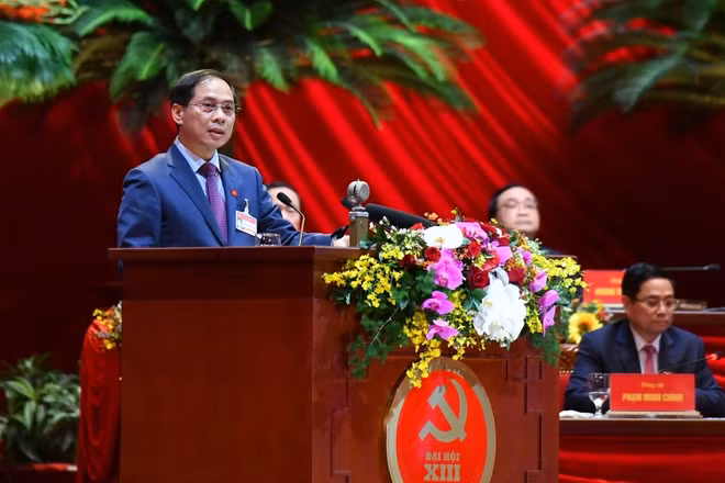 Đồng chí Bùi Thanh Sơn, Ủy viên Trung ương Đảng, Thứ trưởng Thường trực Ngoại giao trình bày tham luận. (ẢNH: ANH TUẤN - DUY LINH)