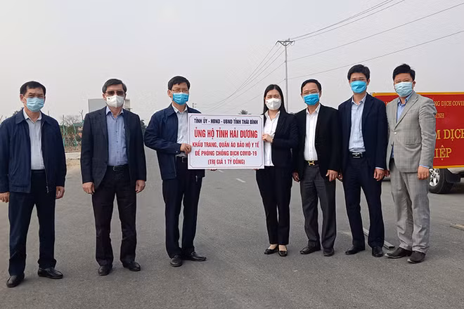 Đồng chí Trần Thị Bích Hằng, phó Chủ tịch UBND tỉnh Thái Bình (thứ tư từ phải sang) trao biểu trưng hỗ trợ vật tư y tế trị giá một tỷ đồng cho lãnh đạo tỉnh Hải Dương.