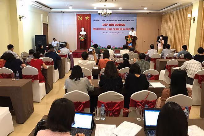 Khai mạc lớp bồi dưỡng phê bình văn học, nghệ thuật