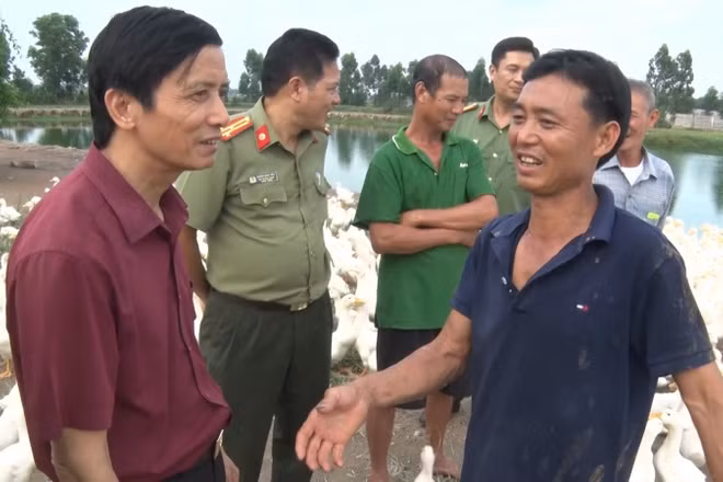 Mô hình trang trại của anh Lã văn Duẩn (áo nâu) xã An Nội, huyện Bình Lục, người một thời lẫm lỗi, trở về địa phương.