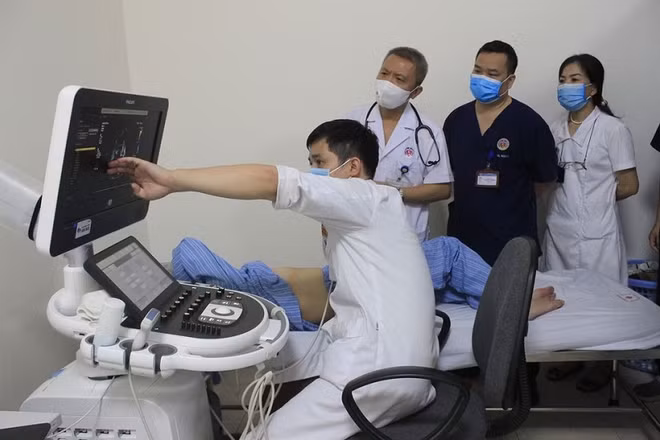 Bệnh nhân được siêu âm lại sau phẫu thuật.