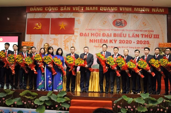 Ban Chấp hành Đảng bộ Tổng công ty Điện lực TP Hồ Chí Minh nhiệm kỳ 2020-2025 ra mắt Đại hội.