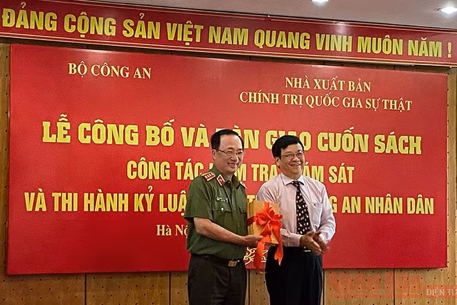 Tại buổi lễ, lãnh đạo NXB Chính trị quốc gia Sự thật bàn giao cuốn sách cho lãnh đạo Bộ Công an.
