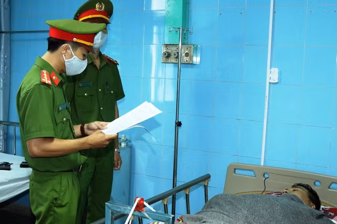 Công an Quảng Bình công bố quyết định khởi tố lái xe bị thương đang điều trị tại bệnh viện.