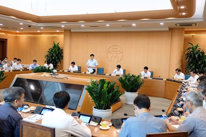 Quyền Bộ trưởng Y tế Nguyễn Thanh Long phát biểu tại cuộc họp.