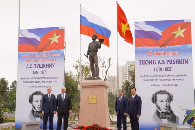 Tượng đài A.S.Puskin tại Công viên Hòa Bình (Hà Nội).