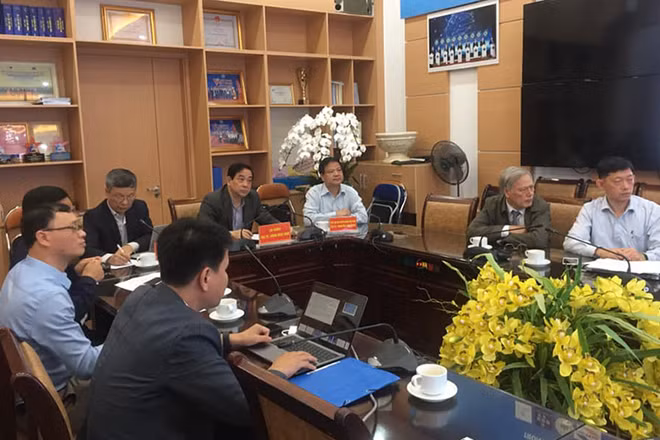 Các chuyên gia hội chẩn về ca bệnh nặng. 