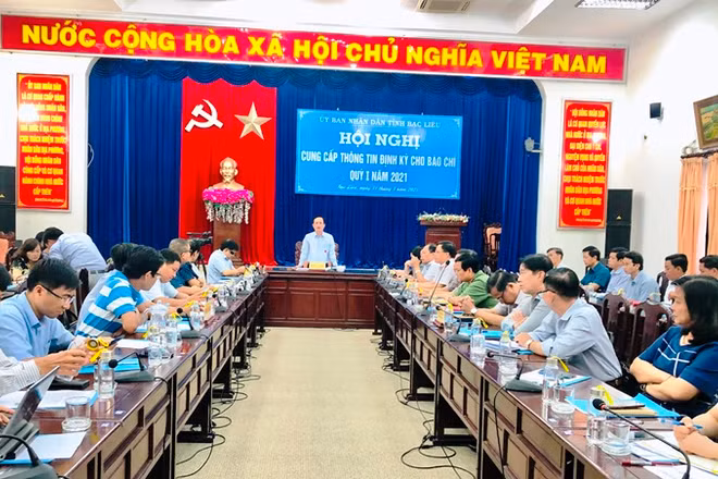 Chủ tịch UBND tỉnh Bạc Liêu phát biểu chỉ đạo các sở, ngành cần quyết liệt tháo gỡ khó khăn, vướng mắc cho các dự án điện gió, điện khí.