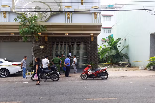Ngành chức năng khám nghiệm hiện trường sáng cùng ngày.
