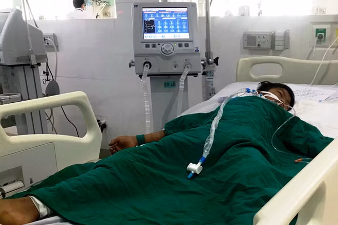 Bệnh nhân A Đoàn trong chùm ca bệnh nghi do ngộ độc tại thôn Kon Du, xã Măng Cành, huyện Kon Plông, tỉnh Kon Tum, đang được điều trị tại Khoa Hồi sức tích cực và chống độc, Bệnh viện đa khoa Kon Tum.
