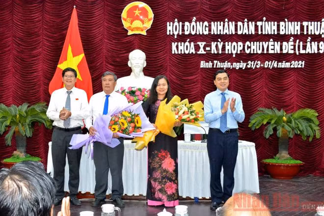 Bà Nguyễn Thị Thuận Bích, tân Phó Chủ tịch HĐND tỉnh Bình Thuận, nhiệm kỳ 2016-2021 và ông Nguyễn Văn Phong (thứ hai từ trái sang), tân Phó Chủ tịch UBND tỉnh Bình Thuận, nhiệm kỳ 2016-2021 nhận hoa chúc mừng của Thường trực HĐND tỉnh Bình Thuận.