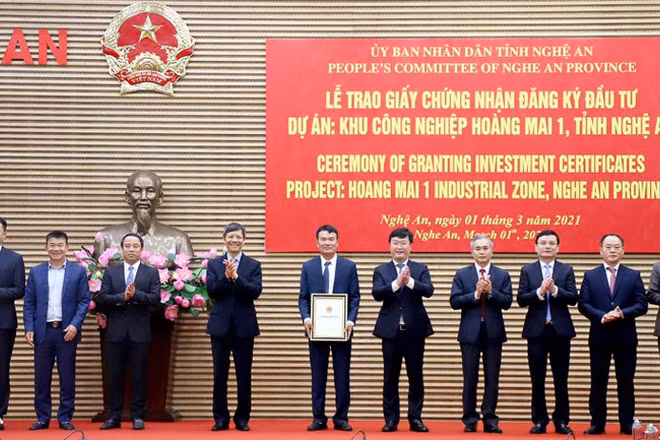 Trao giấy chứng nhận đăng ký đầu tư Dự án KCN Hoàng Mai 1 cho Công ty CP Hoàng Thịnh Đạt.
