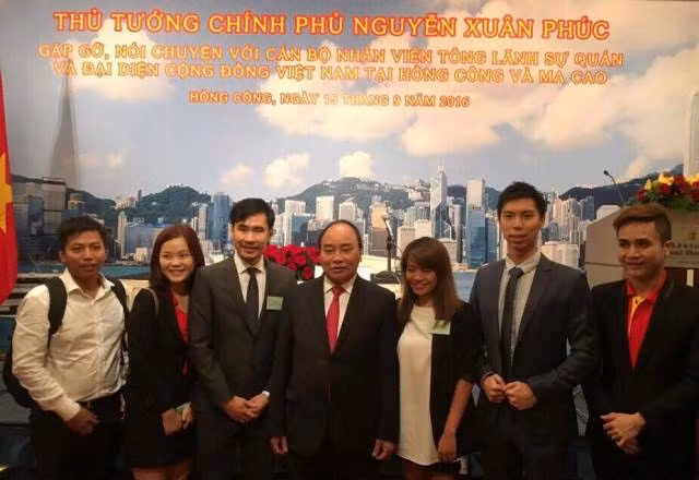 TS Nguyễn Xuân Hải đứng cạnh Thủ tướng Nguyễn Xuân Phúc trong buổi gặp mặt nhân chuyến thăm tới Hồng Công (Trung Quốc) của Thủ tướng.