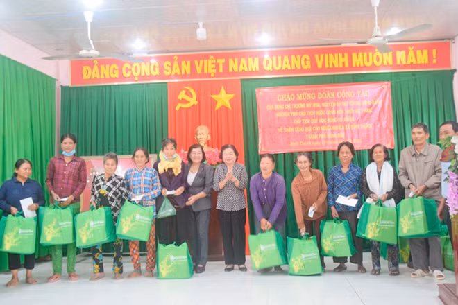 Nguyên Phó Chủ tịch nước Trương Mỹ Hoa tặng quà Tết cho người dân xã Bình Thạnh, TP Hồng Ngự (Đồng Tháp).