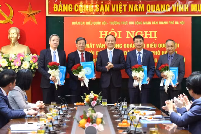 Chủ tịch HĐND thành phố Hà Nội trao các quyết định bổ nhiệm lãnh đạo Văn phòng Đoàn đại biểu Quốc hội và HĐND thành phố. 