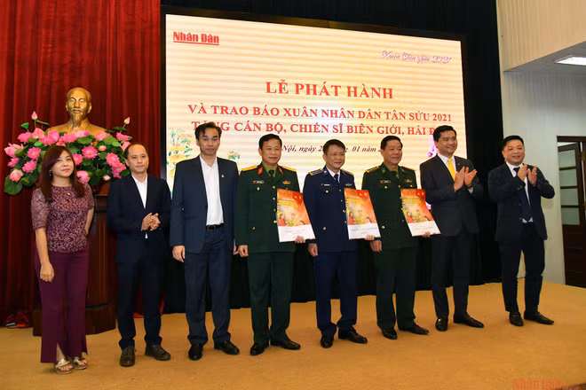Phó Tổng Biên tập Báo Nhân Dân Quế Đình Nguyên cùng đại diện một số đơn vị trao tặng báo Xuân cho đại diện các đơn vị nhận báo. Ảnh: DUY LINH