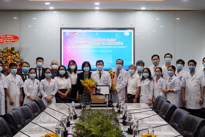 Bệnh viện Chợ Rẫy đón nhận chứng chỉ xét nghiệm đạt chuẩn quốc tế Westgard VP lần thứ 3. (Ảnh: BVCC)