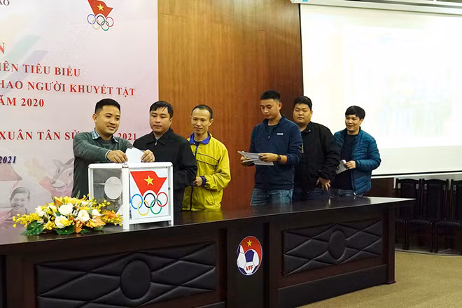 Các phóng viên thể thao bầu chọn tại Hà Nội.