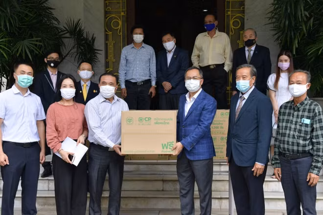 Đại sứ quán Việt Nam tại Thái Lan trao khẩu trang cho kiều bào.
