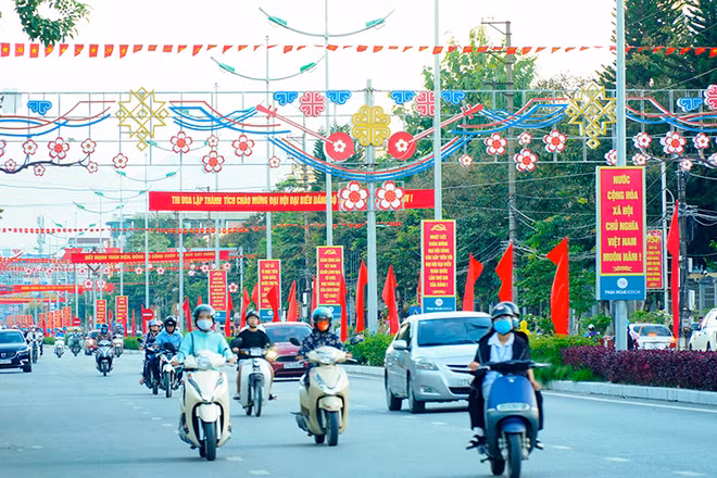 Đường phố TP Điện Biên Phủ (Điện Điên) rực rỡ chào mừng thành công Đại hội. Ảnh Lê Lan.