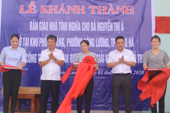 Lễ khánh thành Nhà tình nghĩa cho bà Nguyễn Thị Á (TP Đông Hà, Quảng Trị).