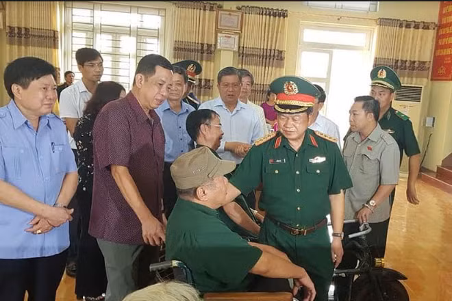 Phó Chủ tịch Quốc hội thăm hỏi và tặng quà thương, bệnh binh tại Trung tâm Điều dưỡng người có công tỉnh Phú Thọ.