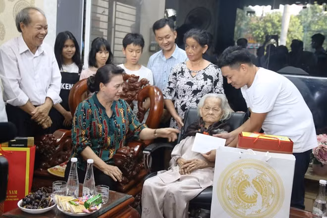 Chủ tịch Quốc hội Nguyễn Thị Kim Ngân thăm Mẹ Việt Nam Anh hùng Trần Thị Âm.