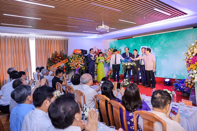 Các đại biểu bấm nút khai trương Bệnh viện Phụ sản Thiện An.