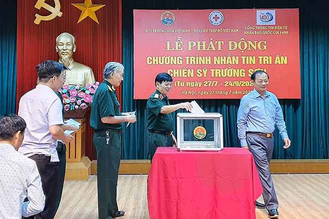 Đại diện các bộ, ngành, đoàn thể, đơn vị ủng hộ trực tiếp Chương trình bằng tiền mặt. 