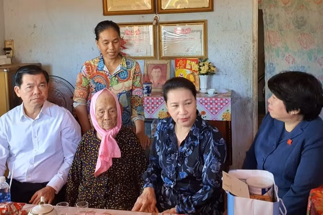 Chủ tịch Quốc hội Nguyễn Thị Kim Ngân thăm, tặng quà Mẹ Việt Nam Anh hùng Võ Thị Vĩ (ở thị trấn Đất Đỏ, huyện Đất Đỏ).