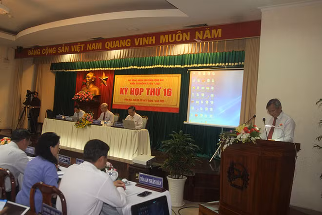 Chủ tịch UBND tỉnh Đồng Nai Cao Tiến Dũng giải trình tại kỳ họp.